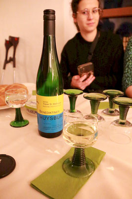 Tisch mit Weinflasche