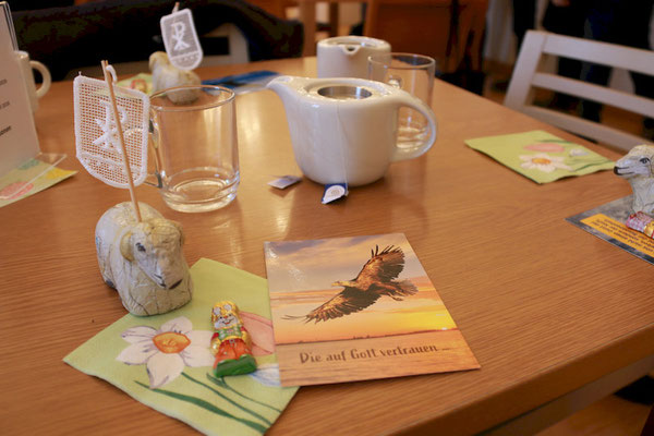 gedeckter Tisch mit Hase