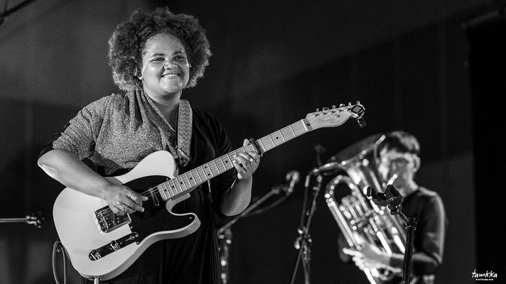 Rébecca M’Boungou, chant lead, clavier, kalimba, guitare; Kolinga, Festival Jazz360, vendredi 6 juin 2025, Camblanes-et-Meynac. ©-tamkkaphoto