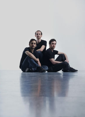 Noé Clerc trio > Noé Clerc, accordéon / Clément Dalosso, contrebasse / Elie Martin-Charrière, batterie, percussions. Photographie © Fabien Breuil