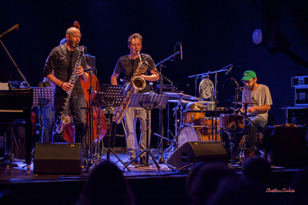 Pierre Horckmans, Damien Sabatier, Guillaume Bertrand; Anne Quillier quintet "Hirsute" Festival JAZZ360, samedi 4 juin 2022, Cénac. Photographie © Christian Coulais