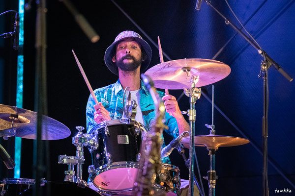 Curtis Efoua Ela, batterie; Polis Matak, Festival Jazz360, jeudi 5 juin 2025, Cambes. ©-tamkkaphoto