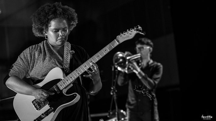 Rébecca M’Boungou, chant lead, clavier, kalimba, guitare; Kolinga, Festival Jazz360, vendredi 6 juin 2025, Camblanes-et-Meynac. ©-tamkkaphoto