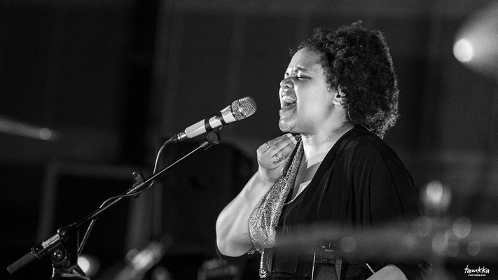 Rébecca M’Boungou, chant lead, clavier, kalimba, guitare; Kolinga, Festival Jazz360, vendredi 6 juin 2025, Camblanes-et-Meynac. ©-tamkkaphoto
