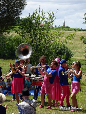 Le Festival Jazz360 2025 accueille Pierres & fils, fanfare fantasque & distinguée. Dimanche 15 juin 2025, Quinsac, Festival Jazz360. © Philippe Desmond