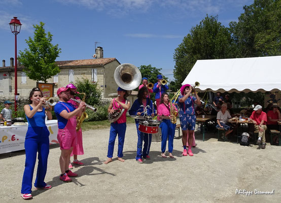 Le Festival Jazz360 2025 accueille Pierres & fils, fanfare fantasque & distinguée. Dimanche 15 juin 2025, Quinsac, Festival Jazz360. © Philippe Desmond