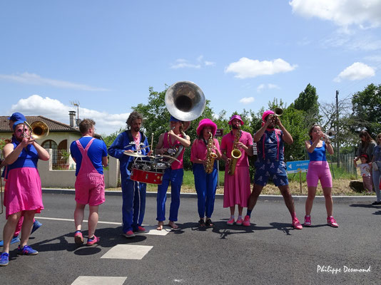 Le Festival Jazz360 2025 accueille Pierres & fils, fanfare fantasque & distinguée. Dimanche 15 juin 2025, Quinsac, Festival Jazz360. © Philippe Desmond