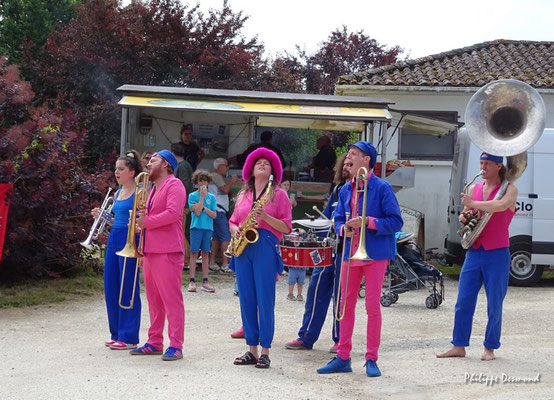 Le Festival Jazz360 2025 accueille Pierres & fils, fanfare fantasque & distinguée. Dimanche 15 juin 2025, Quinsac, Festival Jazz360. © Philippe Desmond