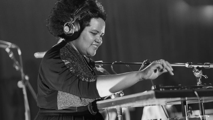 Rébecca M’Boungou, chant lead, clavier, kalimba, guitare; Kolinga, Festival Jazz360, vendredi 6 juin 2025, Camblanes-et-Meynac. ©-tamkkaphoto
