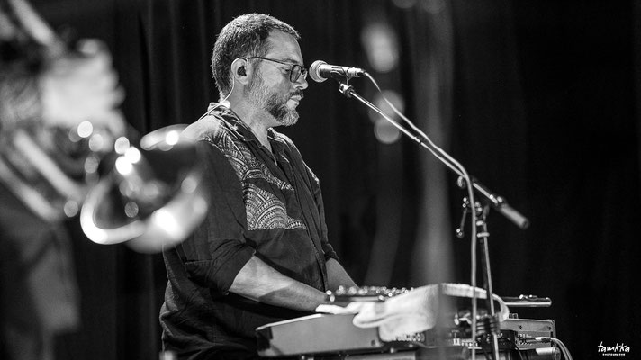 Jérémie Poirier-Quinot, clavier, flûte traversière, chœurs; Kolinga, Festival Jazz360, vendredi 6 juin 2025, Camblanes-et-Meynac. ©-tamkkaphoto