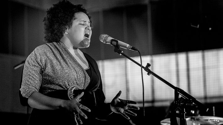 Rébecca M’Boungou, chant lead, clavier, kalimba, guitare; Kolinga, Festival Jazz360, vendredi 6 juin 2025, Camblanes-et-Meynac. ©-tamkkaphoto