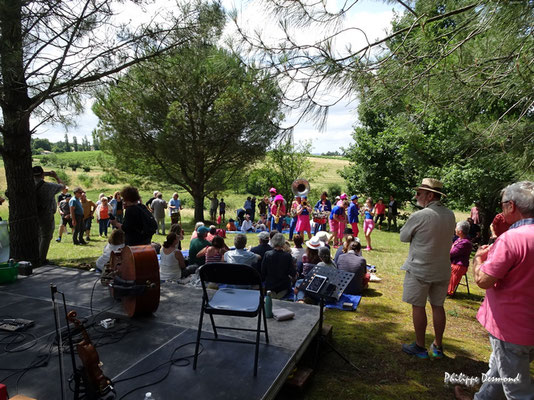 Le Festival Jazz360 2025 accueille Pierres & fils, fanfare fantasque & distinguée. Dimanche 15 juin 2025, Quinsac, Festival Jazz360. © Philippe Desmond
