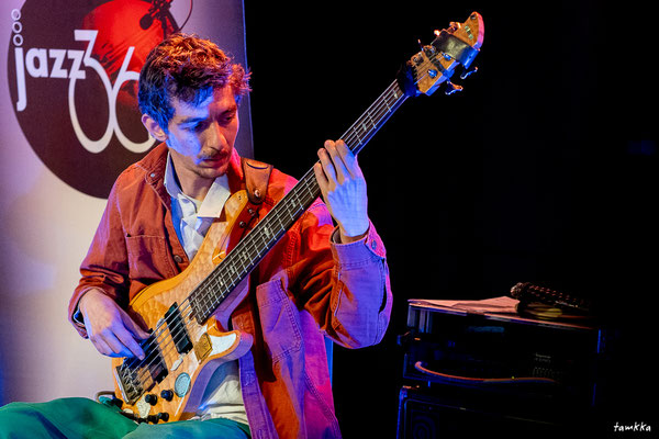 Idris-Félix Bahri, basse; Polis Matak, Festival Jazz360, jeudi 5 juin 2025, Cambes. ©-tamkkaphoto