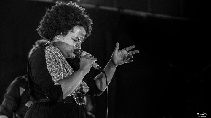 Rébecca M’Boungou, chant lead, clavier, kalimba, guitare; Kolinga, Festival Jazz360, vendredi 6 juin 2025, Camblanes-et-Meynac. ©-tamkkaphoto