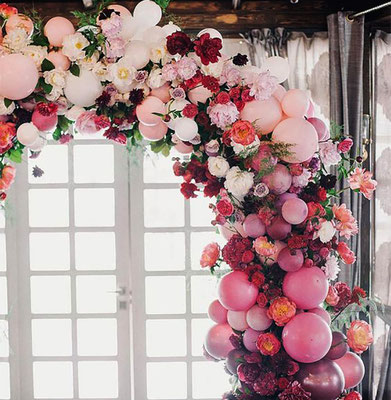 arco de globos organico con flores