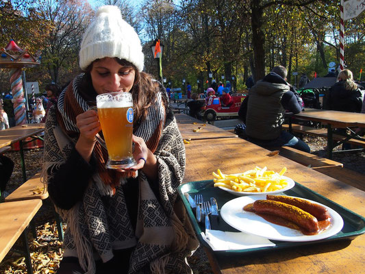 Biergarten à Munich. Une bonne Weissbier avec une Currywurst