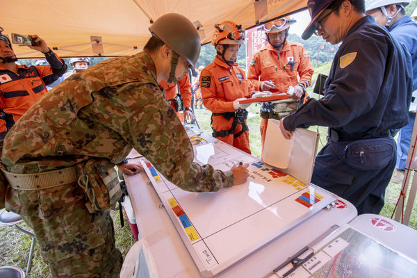 現地本部の指示で捜索エリアを確認