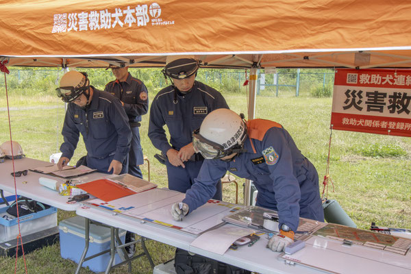 救助機関により現地本部が設置され情報収集