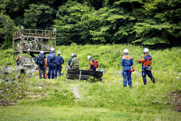 救助犬チームに救助機関が同行し安全確認・本部との連絡を行う