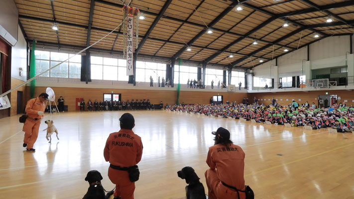 「キナコ」の演技を「あずま」と「バズー」が見守ります