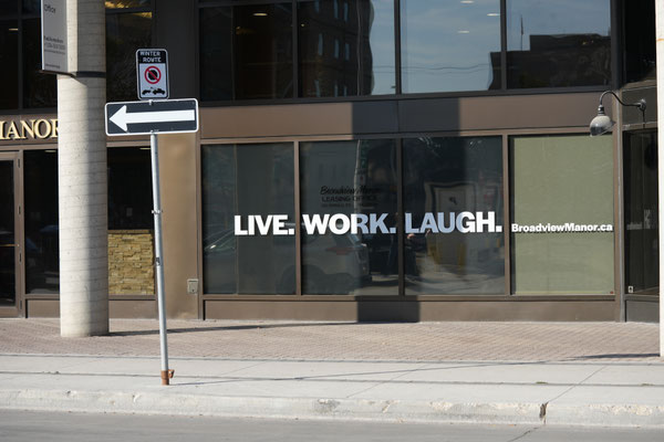 Live. Work. Laugh. Widerspruch?