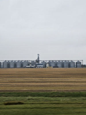 Typische Getreidesilos in den Weiten Saskatchewans