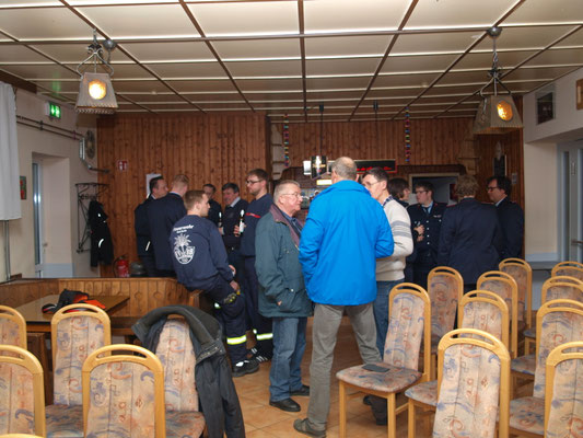 Nach der Versammlung gab es noch eine lockere Gesprächsrunde bei erfrischenden Getränken.