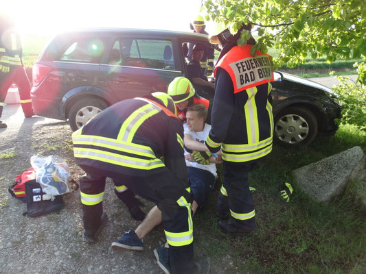 Vorsichtig wird der Beifahrer aus dem verunfallten PKW geholt.
