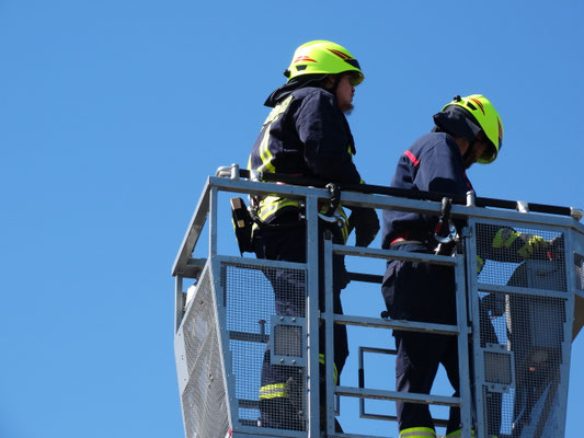 Natürlich erfolgt das Training nicht ohne Sicherung-hier durch die Feuerwehr Haltegurte.