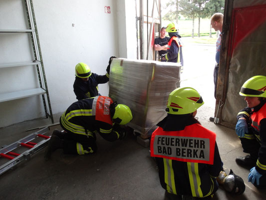 Die Person konnte befreit werden, nun gilt es die Palette wieder sicher auf den Boden zu stellen.