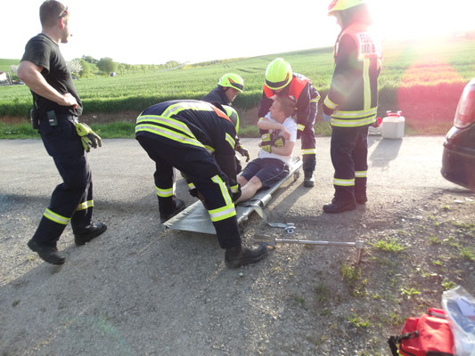 Auf einer Trage erfolgt die Weiterbehandlung und schließlich die Übergabe an den Rettungsdienst.