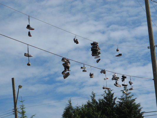 Schuhe in luftiger Höhe über einer Skateranlage