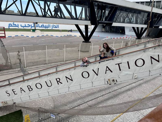 Frau und zwei Kinder auf einem steg zu der Seabourn Ovation Luxuskreuzfahrtschiff