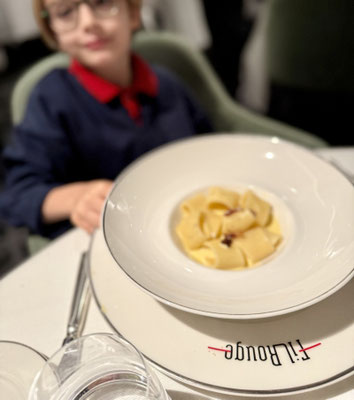Junde mit Teller auf dem Luxuskreuzfahrtschiff EXPLORA II
