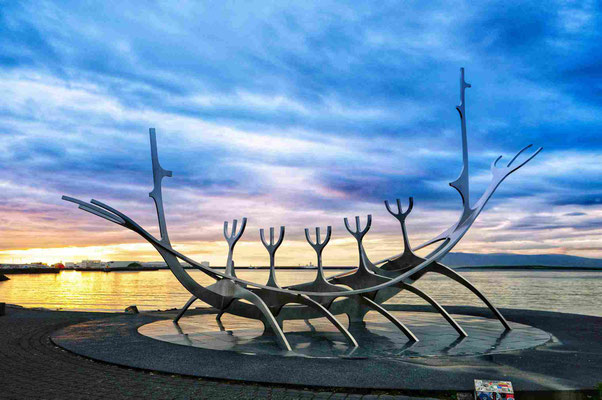 Skulptur „Sonnenfahrt“ (isländisch Sólfar) von Jón Gunnar Árnason in Reykjavík