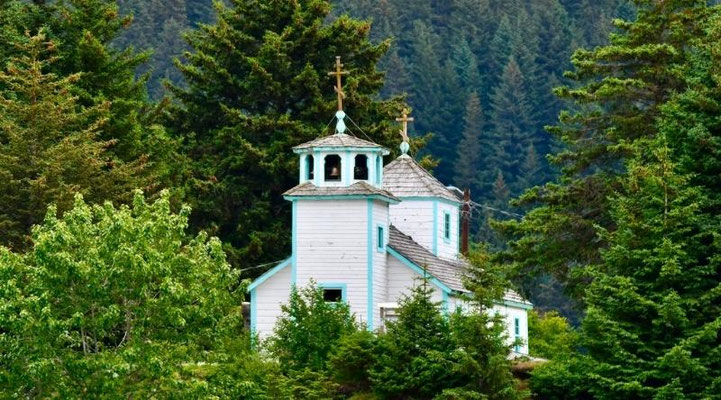 Eine Kirche im Wald am Grewingk-Gletschersee