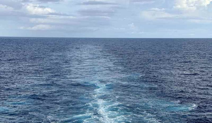 Blick vom Heck der MS EUROPA 2 aufs Meer