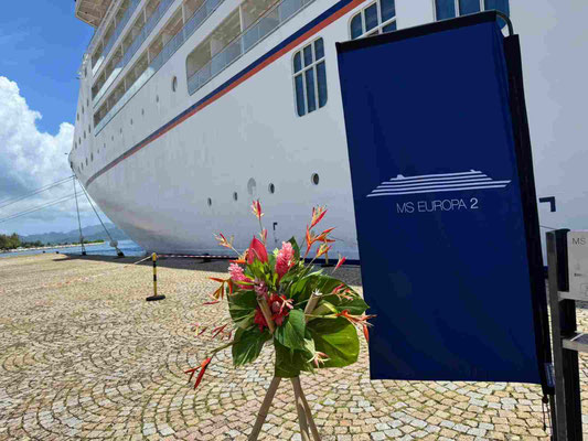MS EUROPA 2 im Hafen mit Blumentrauß
