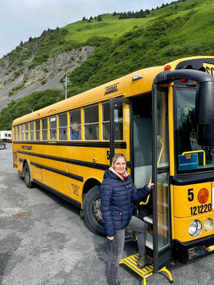 Ein alter Schulbus in Kodiak in Alaska mit Anne Fischer von Emocean Cruises