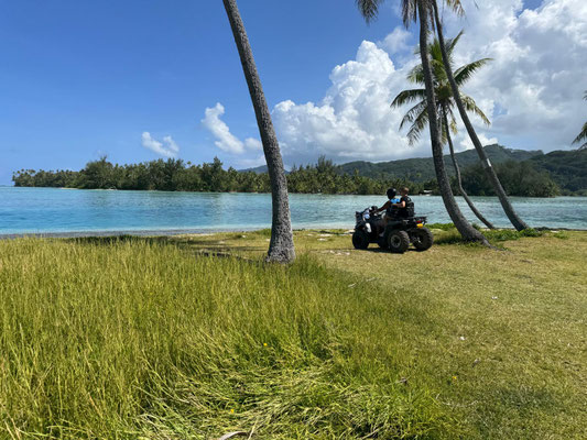 Quad an der Bucht von Huahine