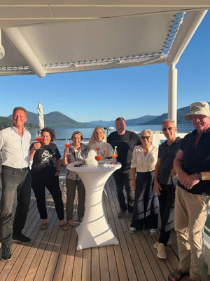 Eine Emocean Cruises Reisegruppe auf der HANSEATIC inspiration in Wrangell in Alaska