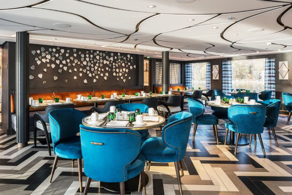 Riverside Luxury Cruises Ravel Waterside Restaurant mit blauen Stühlen