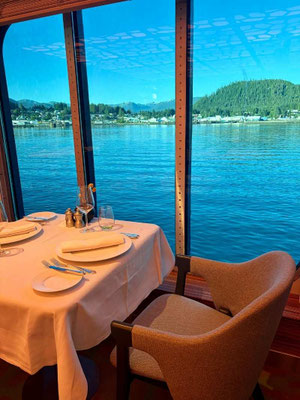 Tisch auf der HANSEATIC inspiration mit Blick auf die Küste von Wrangell in Alaska