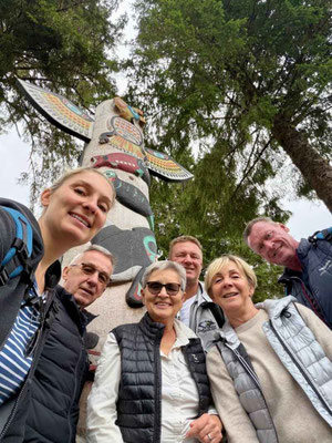 Eine Emocean Cruises Reisegruppe vor einem Totempfahl in Petersburg