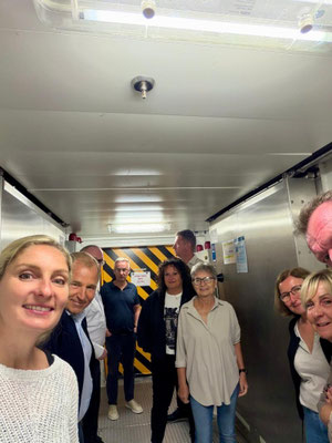 Reisegruppe von Emocean Cruises bei einer Proviantführung auf der HANSEATIC inspiration