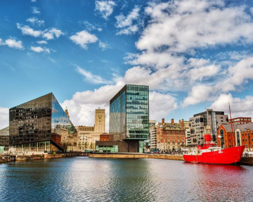 Das Bild zeigt den Hafenbereich Liverpool Mann Island in Liverpool, England, mit dem angrenzenden Royal Albert Dock