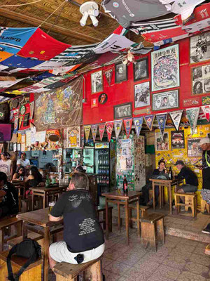 Bar in Guanacos mit Gästen