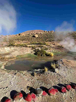 El Tatio Geysire mit roten Steinen
