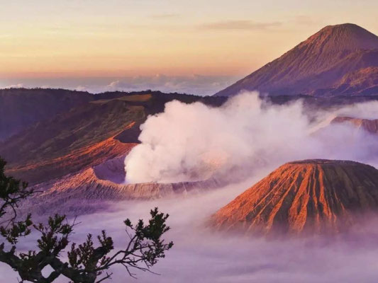 Der majestätische Mount Bromo und der nahegelegenen Semeru im Bromo-Tengger-Semeru-Nationalpark auf der indonesischen Insel Java