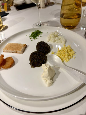 Eine Kaviarmenü auf der MS EUROPA 2